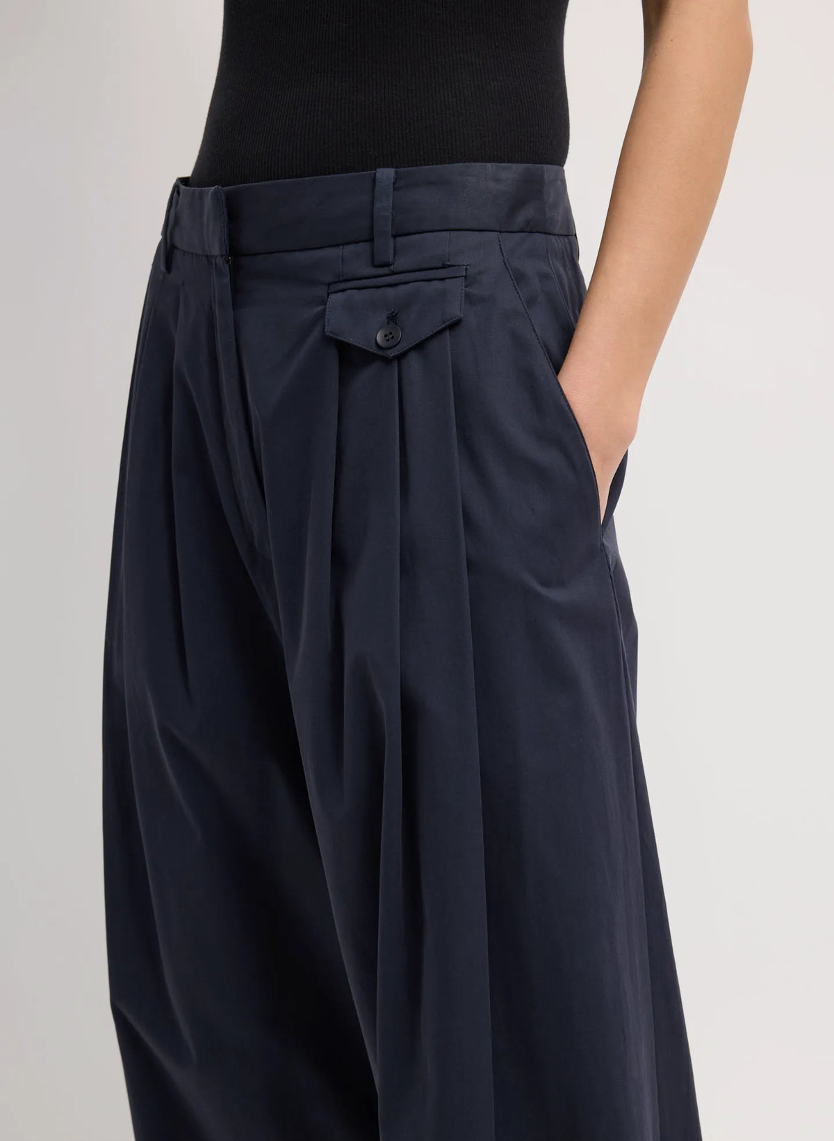 Bio Twill Triple Pleat Cropped Pant